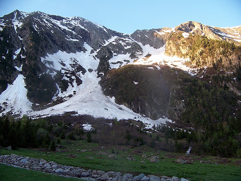 #1 Taillefer Pyramide : les couloirs rive droite et gauche du lac de la Courbe , terminus à 1700 m ;) Taillefer Pyramide : les couloirs rive droite et gauche du lac de la Courbe , terminus à 1700 m ;)