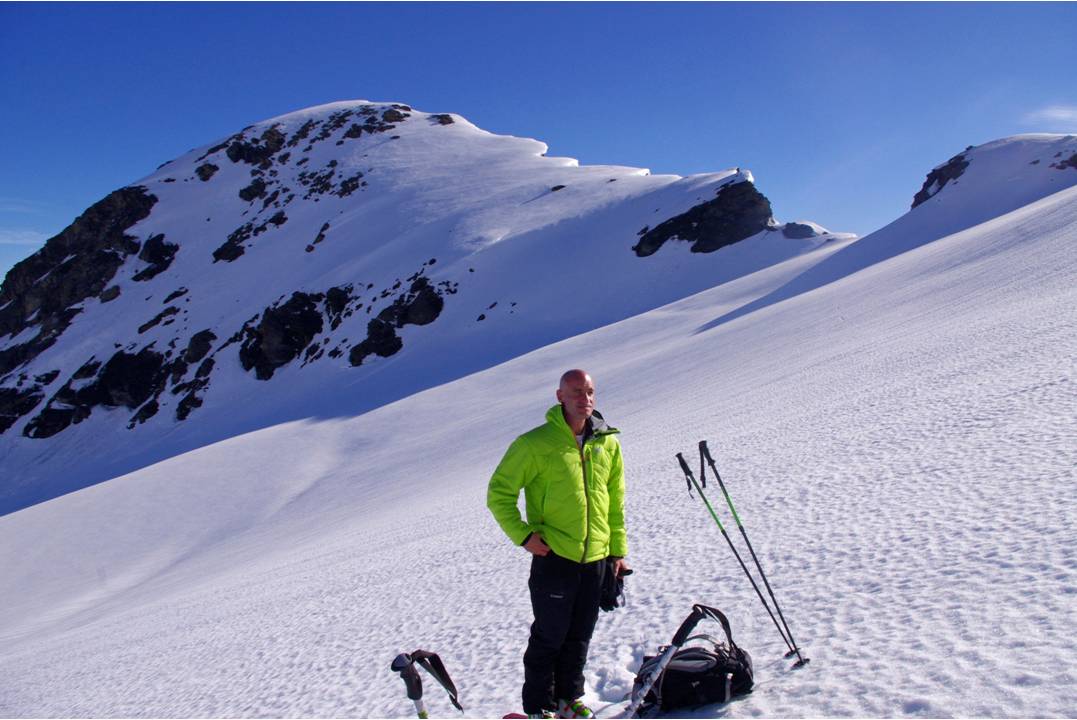 #3 Col 3305 : Pause au Col3305 après une descente à skis des pentes W de la Pointe des Mines. Col 3305 : Pause au Col3305 après une descente à skis des pentes W de la Pointe des Mines.