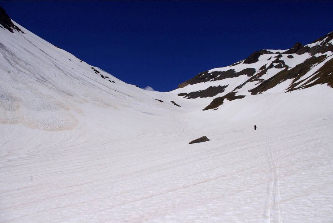 #19 Remontée au Col du Rocher Bl : Vallon paisible pour remonter au Col du Rocher Blanc... mais comme nous le constatons, très exposé aux chutes de grandes coulées issues de pentes supérieures du glacier des Mines Remontée au Col du Rocher Bl : Vallon paisible pour remonter au Col du Rocher Blanc... mais comme nous le constatons, très exposé aux chutes de grandes coulées issues de pentes supérieures du glacier des Mines