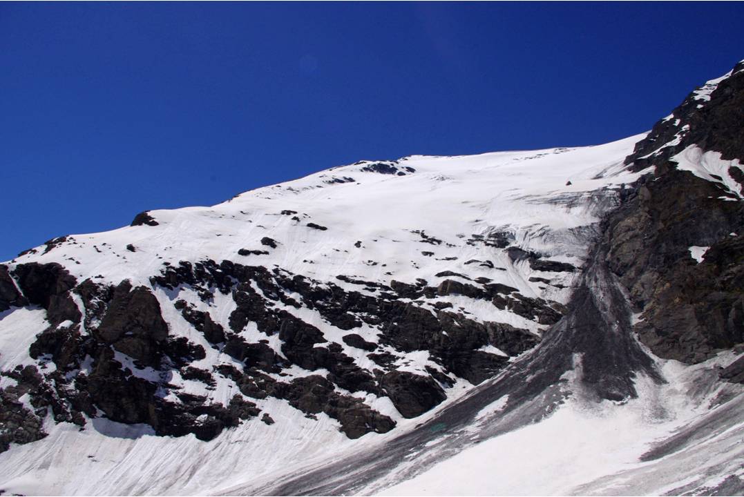 #15 Le système de barres : Le couloir de descente, coincé entre les falaises, et le pilier central. Le système de barres : Le couloir de descente, coincé entre les falaises, et le pilier central.