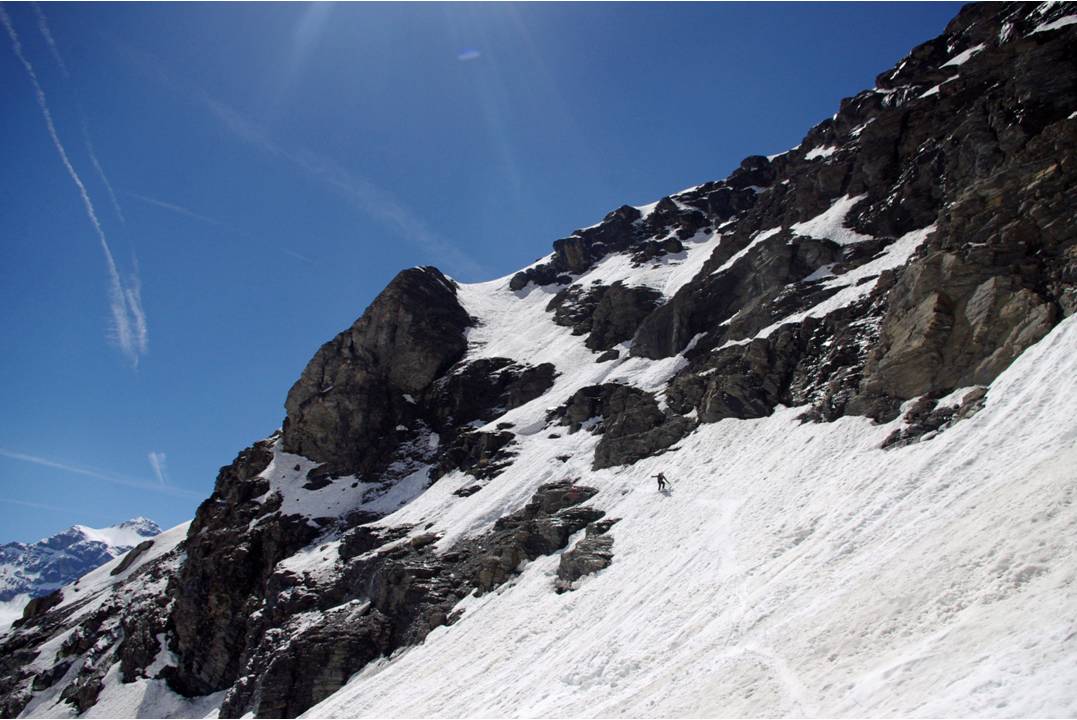#14 Pierre dans le couloir : Le couloir de descente a été trouvé. Neige compacte, revenue, on sent que la course est jouée. Par moment, les pentes supérieures laissent échapper des flots de neige et d Pierre dans le couloir : Le couloir de descente a été trouvé. Neige compacte, revenue, on sent que la course est jouée. Par moment, les pentes supérieures laissent échapper des flots de neige et d'eau... très beau, mais expo.