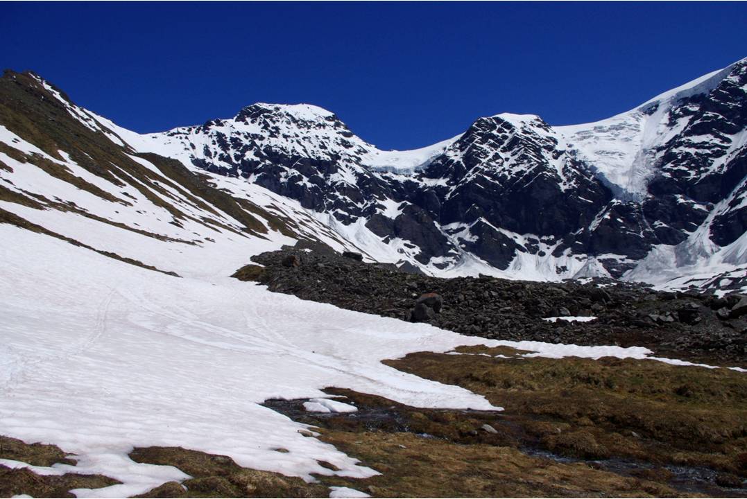 #20 Le glacier Vaudet : Retour au vallon du Clou, notre point de départ Nous déchaussons à 2300 sous les grandes perspectives du glacier Vaudet Le glacier Vaudet : Retour au vallon du Clou, notre point de départ Nous déchaussons à 2300 sous les grandes perspectives du glacier Vaudet