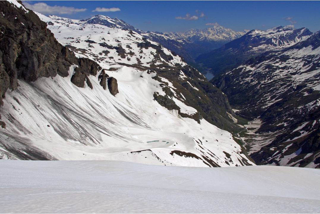 #13 Ca plonge : Arrivée du moment un peu tendu où il faut trouver à vue, le couloir d Ca plonge : Arrivée du moment un peu tendu où il faut trouver à vue, le couloir d'échappée... En face le Lago Vuert commence à dégeler, et la pente d'accès au glacier Vuert prend le soleil... Nous y serons dans 1 heure.