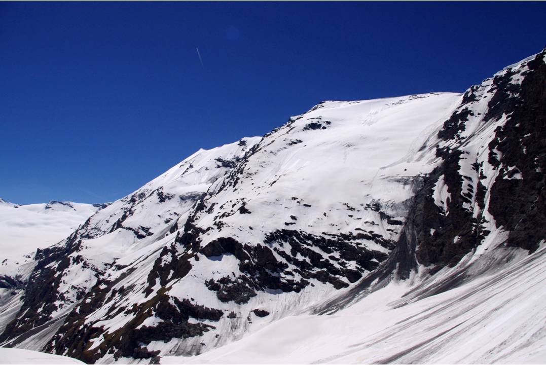 la face italienne : C'est parti pour la troisieme remontée en direction du Glacier Vuert. La face des Plattes dans le dos. Pas d'étape cette année au Rif. BEZZI... mais ce n'est que partie remise.