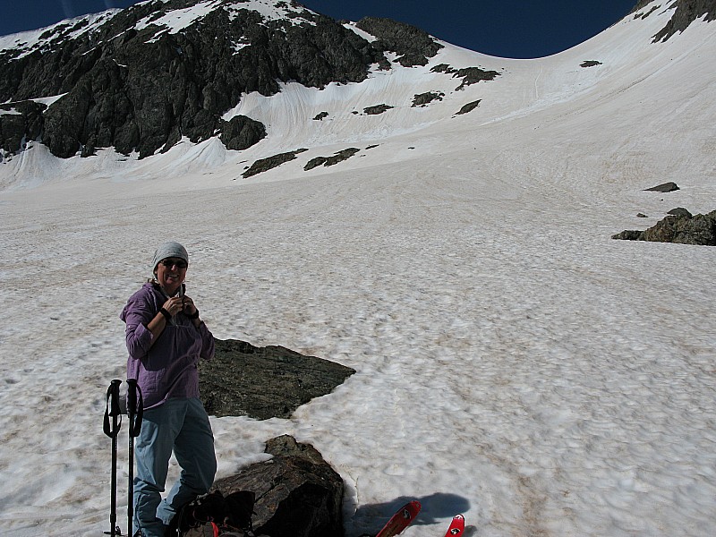 #5 Les dernier ressaut : Pause en haut du second ressaut.
C Les dernier ressaut : Pause en haut du second ressaut.
C'est là qu'il y a des gros éboulis sur la neige, juste à droite hors du champ de la photo.
On distingue bien la trace de montée à pied, droit dans la pente du dernier ressaut. (Tout le monde a