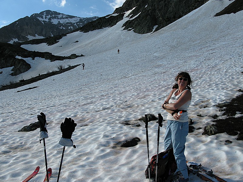 #2 On chausse vers le lac Fourchu : A 7h30 il fait déjà très chaud.
Noter à 500m la dernière petite arrête déneigée, à passer à pied. Au retour, la passer plus haut, et suivre les traces au ras du rocher, pour pouvoir rejoindre les névés redescendant v On chausse vers le lac Fourchu : A 7h30 il fait déjà très chaud.
Noter à 500m la dernière petite arrête déneigée, à passer à pied. Au retour, la passer plus haut, et suivre les traces au ras du rocher, pour pouvoir rejoindre les névés redescendant v