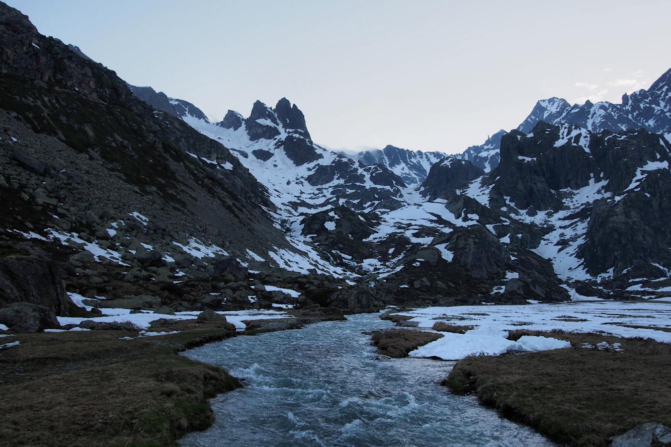 #2 Plat du refuge : De la passerelle, vue sur l Plat du refuge : De la passerelle, vue sur l'itinéraire d'accès au vallon des Grands.