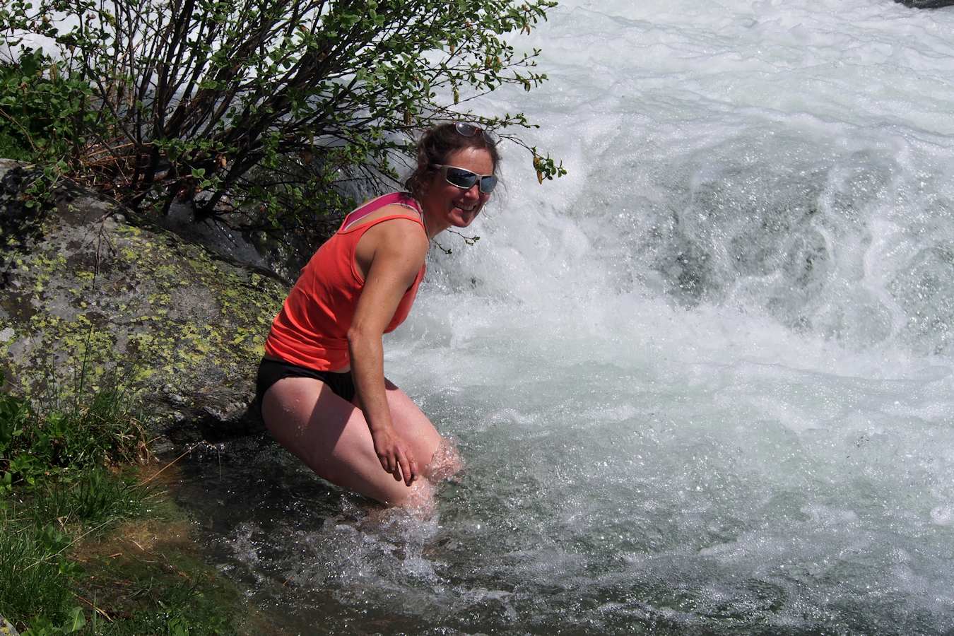#29 Dans l Dans l'eau glacée du torrent : Anne: ça fait du bien aux jambes douloureuses !
