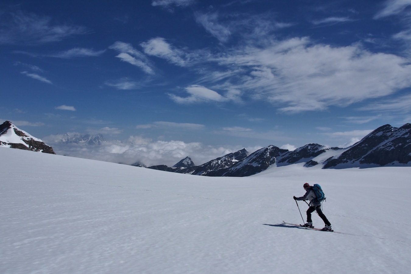 #13 Partie de pousse-bâtons : Isa sur la traversée du glacier du Ruitor. Partie de pousse-bâtons : Isa sur la traversée du glacier du Ruitor.