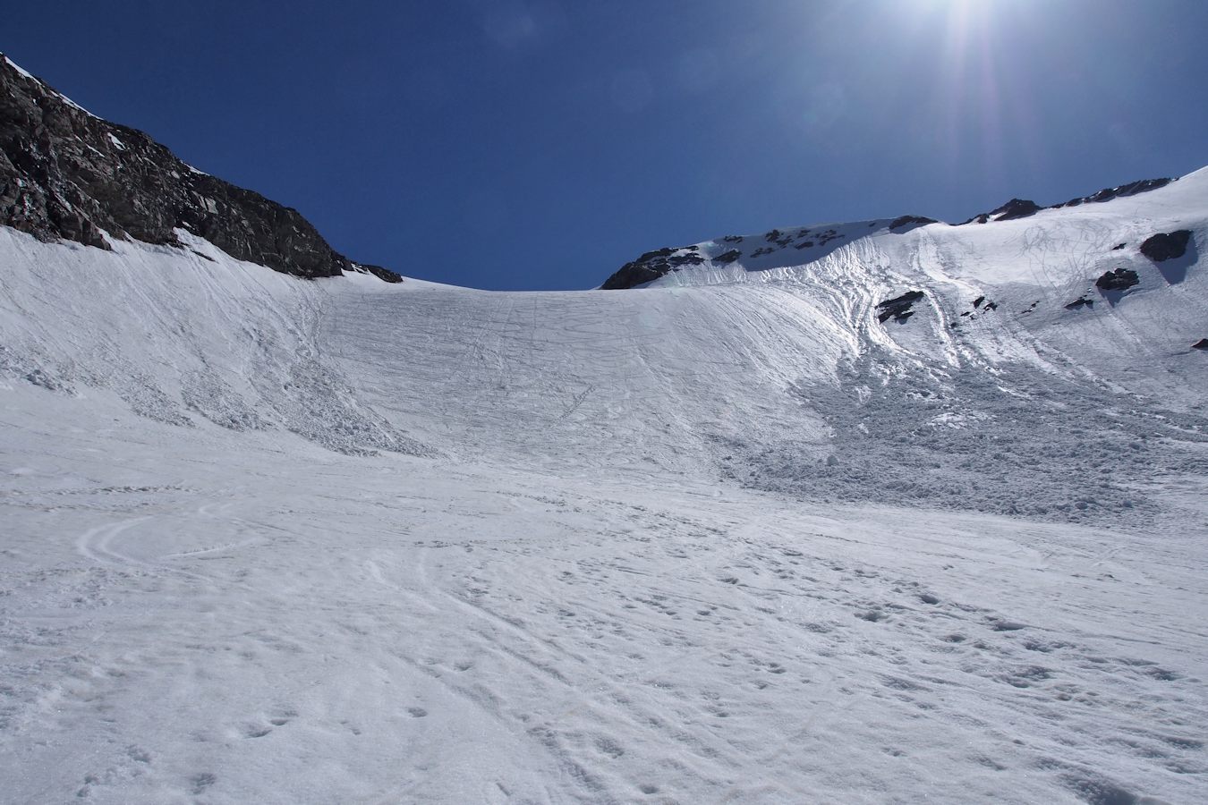 #16 Vue du bas : La pente W sous le col. Vue du bas : La pente W sous le col.