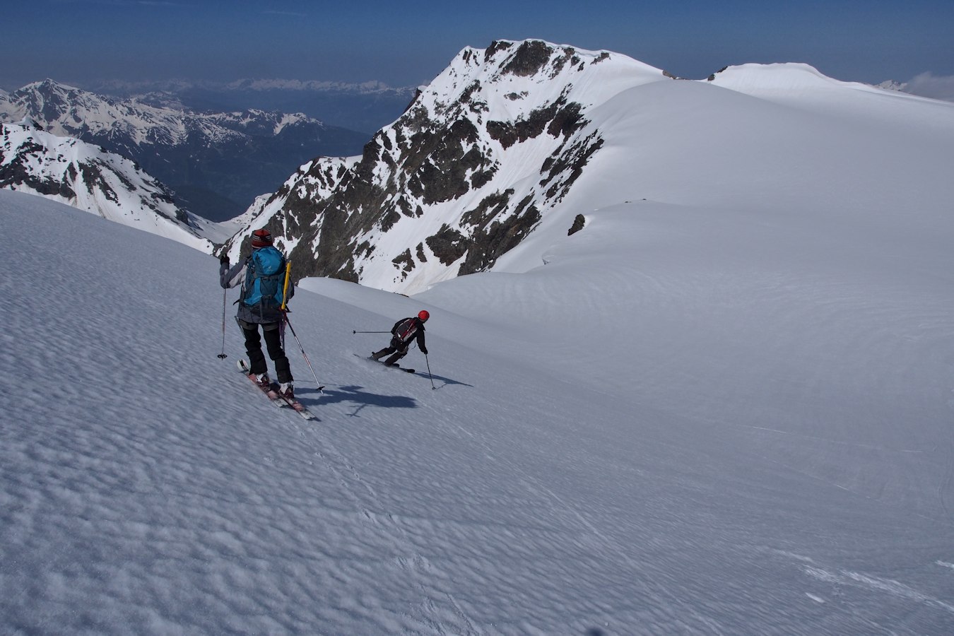 #12 Devant la Becca du Lac : Isa et Anne apprécient le paysage et le ski. Devant la Becca du Lac : Isa et Anne apprécient le paysage et le ski.
