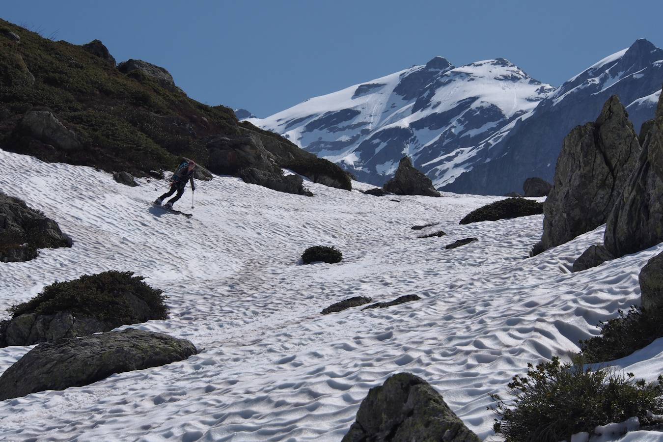 #19 Bas du vallon : Neige de névé agréable à skier. Bas du vallon : Neige de névé agréable à skier.