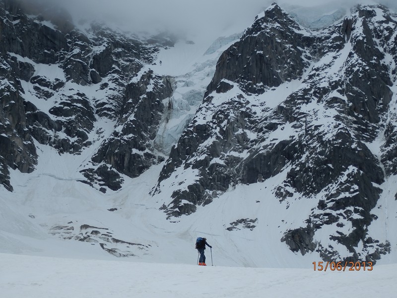 #1 Sous l Sous l'Aiguille du Midi : Luc traverse sur le bas du glacier des Pélerins