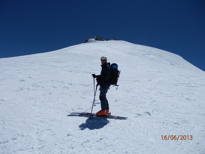 #37 Luc sous le refuge Vallot : neige dure Luc sous le refuge Vallot : neige dure