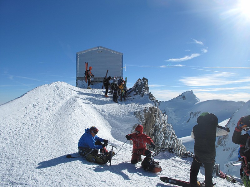 #33 Refuge Vallot : beaucoup de monde hésite : skis ou pas skis ? Pour nous ce sera pas skis, dommage car 15 Refuge Vallot : beaucoup de monde hésite : skis ou pas skis ? Pour nous ce sera pas skis, dommage car 15' plus tard, nous les aurions pris