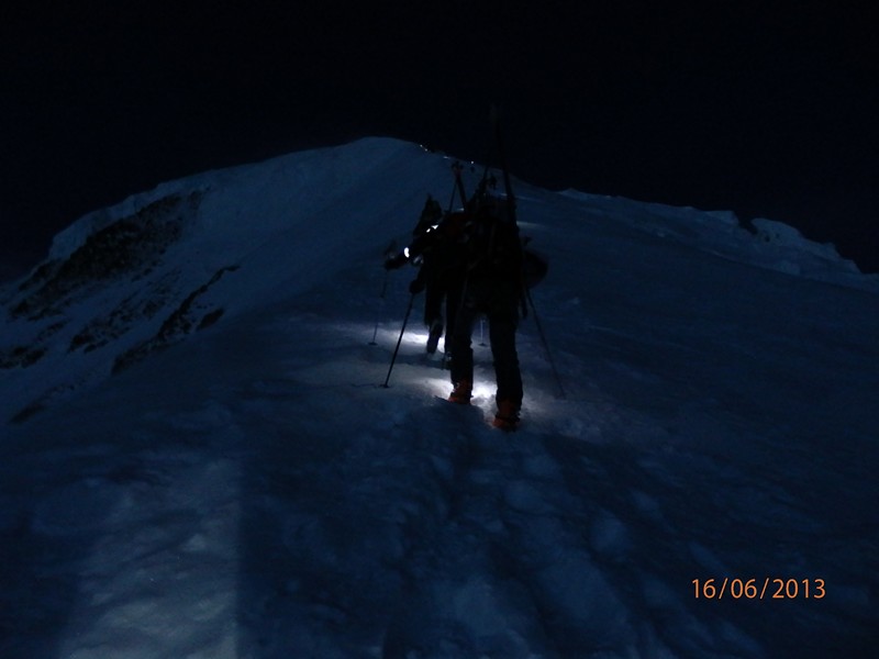 #24 Foule : sur l Foule : sur l'arête Nord du Dôme
