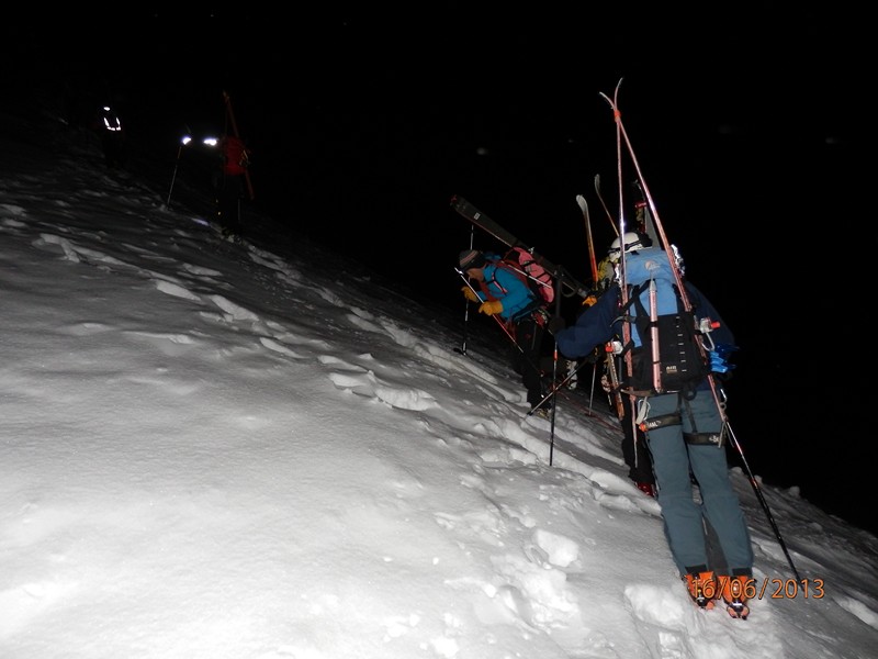 Skis sur le sac : rapidement car avec toutes les traces de descente regelées, marcher en crampons est plus confortable