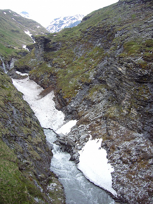 #1 vallon du Nant Cruet vers 2400 : inutile de chausser plus bas; les gorges sont dangereuses vallon du Nant Cruet vers 2400 : inutile de chausser plus bas; les gorges sont dangereuses