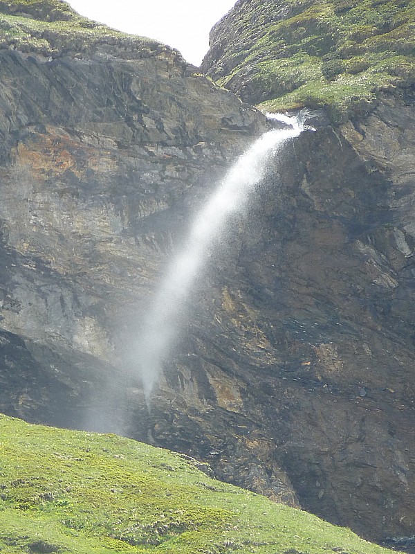 Les Mottets : Une cascade. En biais !