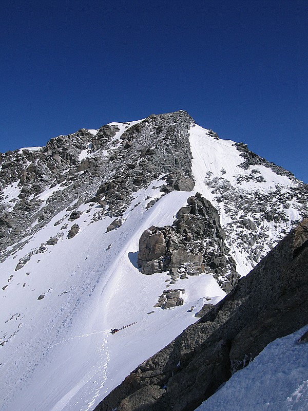 Sommet de péclet : Quand je vous dis qu'il n'y a pas de neige en haut!!! Le sac et les skis sont au départ du couloir.