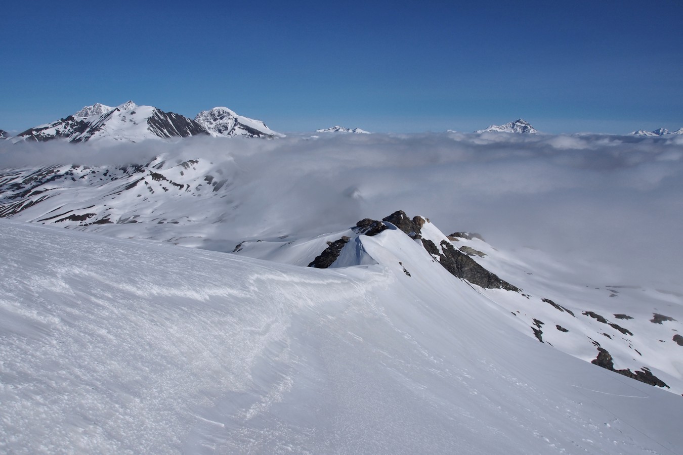 #13 Epaule Ouest : La mer de nuage monte jusque vers 2900 m. Epaule Ouest : La mer de nuage monte jusque vers 2900 m.