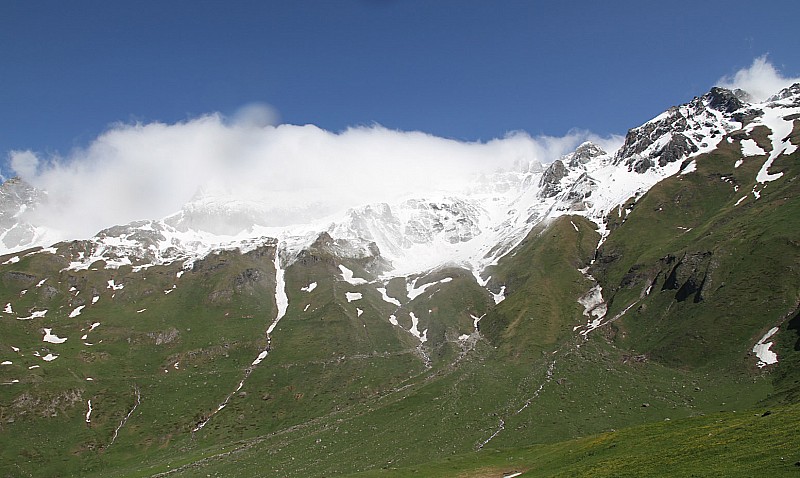 Vallée verdoyante : mais les nuages restent accrochés dans la haute montagne