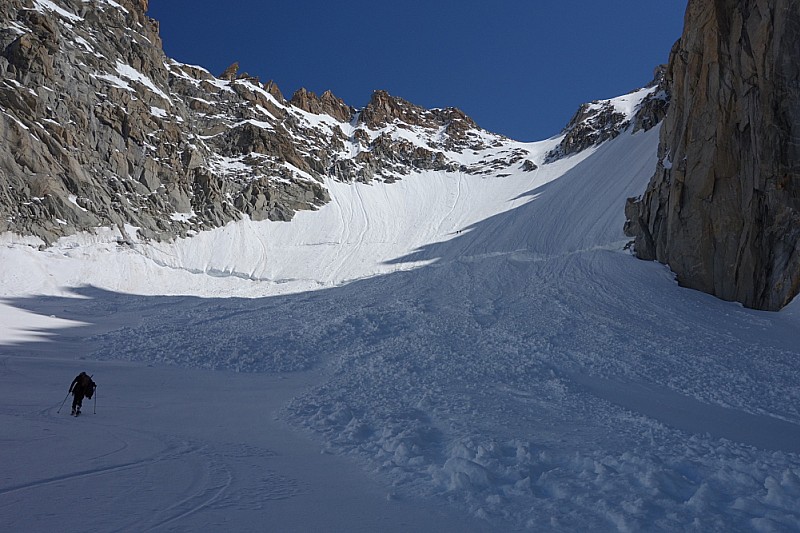 Avalanche sous la rimaye : Rimaye et pente sommitale (plusieurs couloirs en bonne condition depuis le sommet)