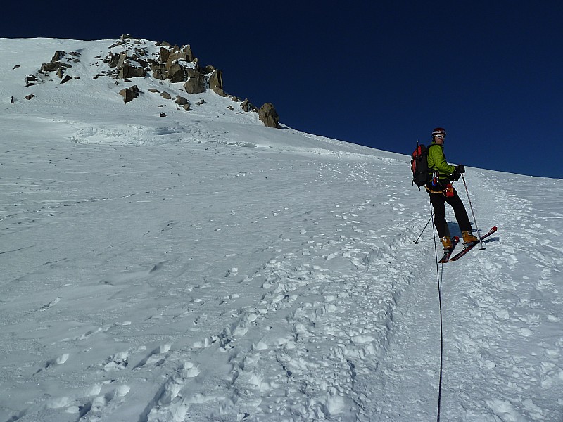 #5 ça chausse : enfin les skis aux pieds ! parti pour les 400 derniers metres ça chausse : enfin les skis aux pieds ! parti pour les 400 derniers metres