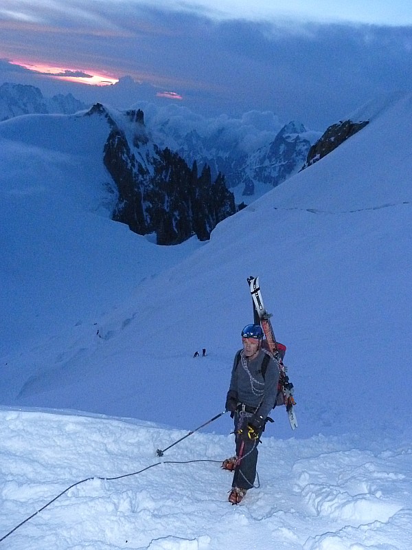 #2 lever de soleil : le ciel s lever de soleil : le ciel s'embrase (entre les nuages). une autoroute nous sert de trace