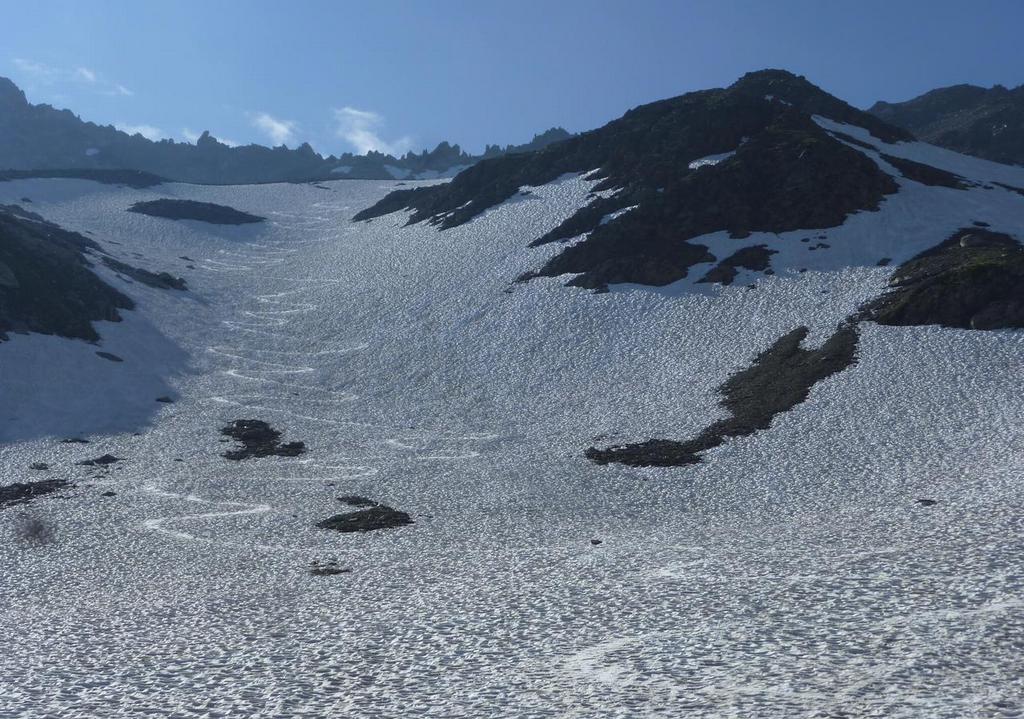 #5 La plus belle pente : Le télémarkeur a tourné large à la recherche des zones moins chahutées. La plus belle pente : Le télémarkeur a tourné large à la recherche des zones moins chahutées.