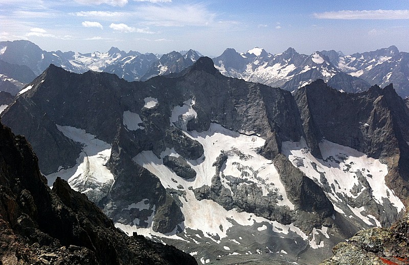 #6 Vue d Vue d'en haut : Le vallon de la Selle et les Rouies qui dominent au fond