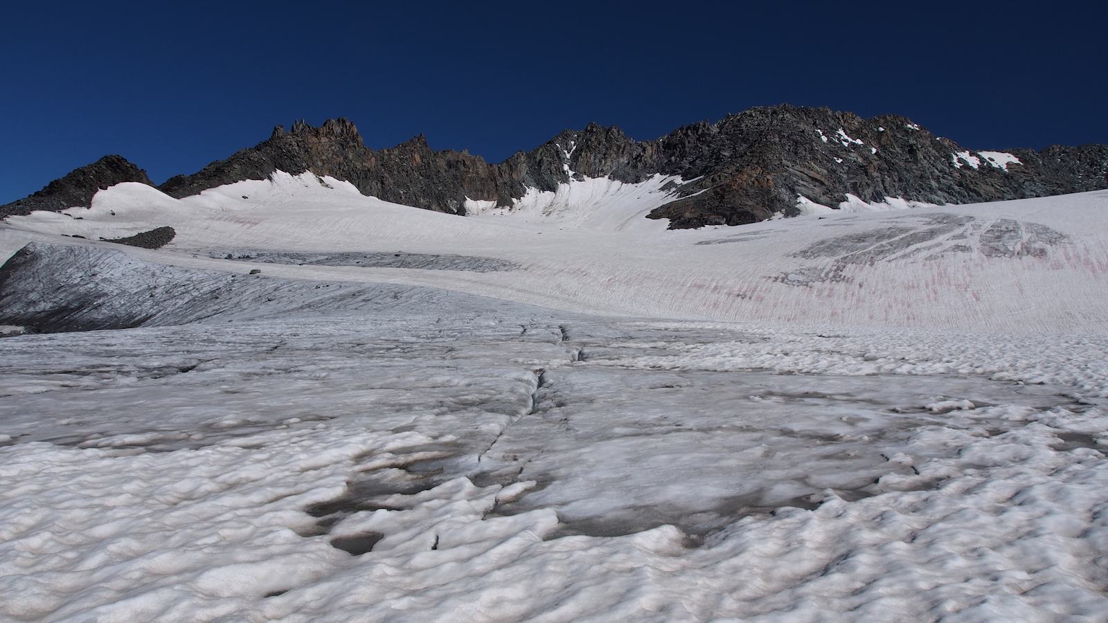 Au niveau du col de Thorens : Vue vers le Roc des St Pères.