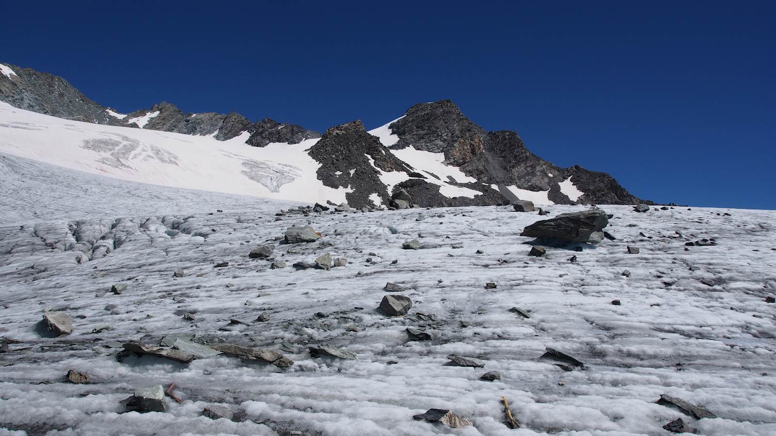 Accès au col de Thorens : Passage sur la glace et les pierres.