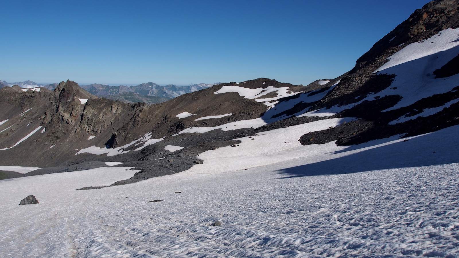 Sur le glacier du Bouchet : Vue sur les pentes que je viens de descendre.