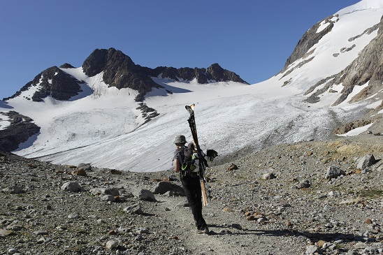 #3 Presque au glacier : Jb se penche pour voir ou est le chaussage Presque au glacier : Jb se penche pour voir ou est le chaussage