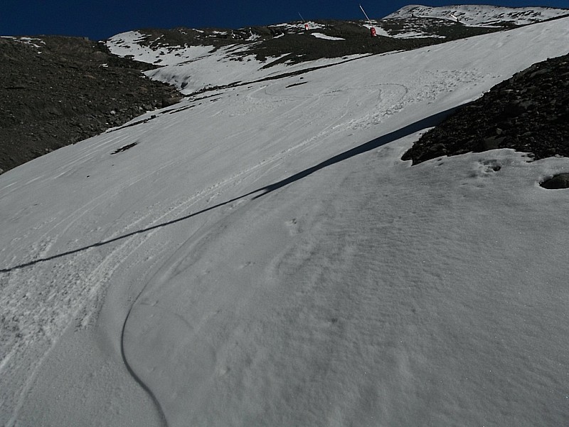 Bande de neige : Elle continue au bord du ruisseau.Ne pas tomber!C'est pas large.