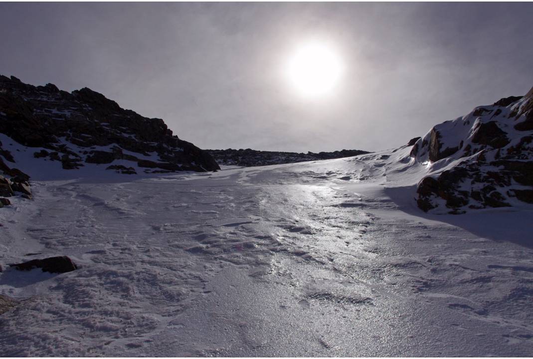 #4 Bombements lustrés : Nous remontons le couloir avec les couteaux. Les bombements sont en neige dure... A la descente, le gripp sera excellent. Bombements lustrés : Nous remontons le couloir avec les couteaux. Les bombements sont en neige dure... A la descente, le gripp sera excellent.