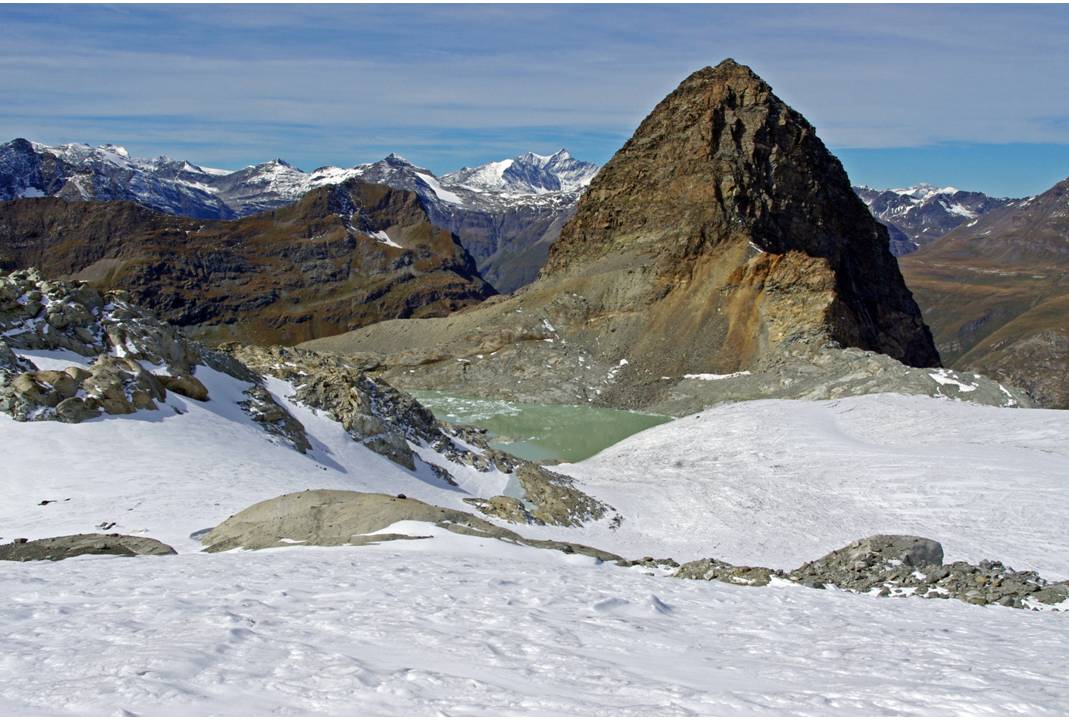 #11 Séti : Belles ambiances du glacier du Grand Méan, gardé par son gendarme, le Mont Séti (3153) et ses voies d Séti : Belles ambiances du glacier du Grand Méan, gardé par son gendarme, le Mont Séti (3153) et ses voies d'escalade en sud, sur gneiss rouges!
