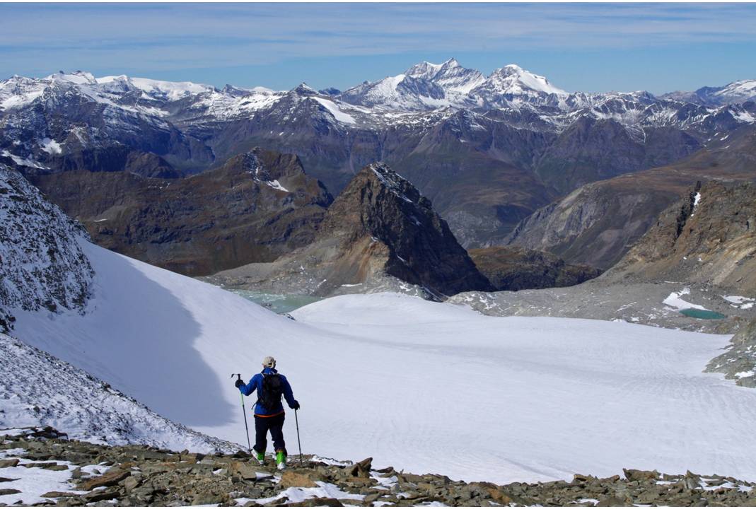 #7 Départ : 30 mètres de descente dans les gneiss éclatés... puis nous chaussons sur le haut du couloir. Départ : 30 mètres de descente dans les gneiss éclatés... puis nous chaussons sur le haut du couloir.