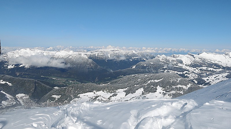 environs : bien poudrés, contrastant avec le vert des vallées