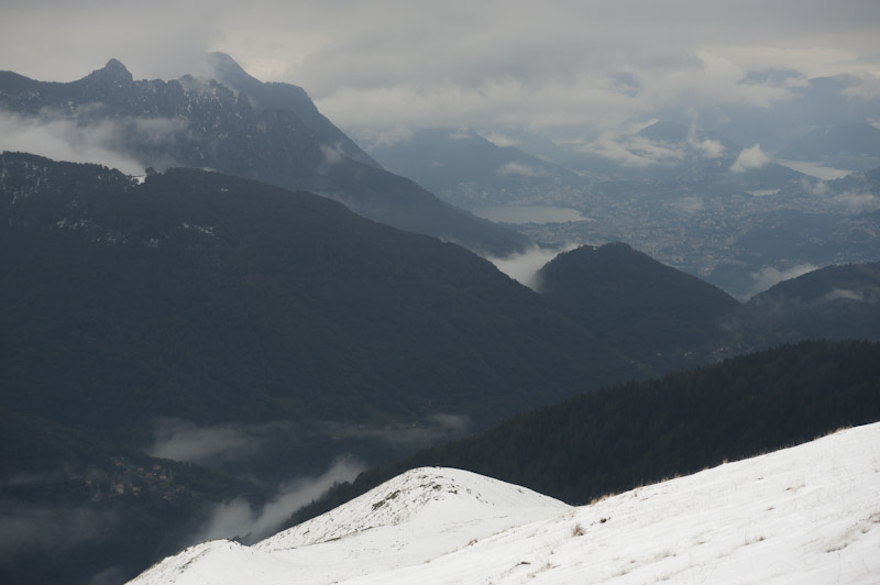 Lugano : En bas du val Colla, vue sur la baie de Lugano au centre de l'image