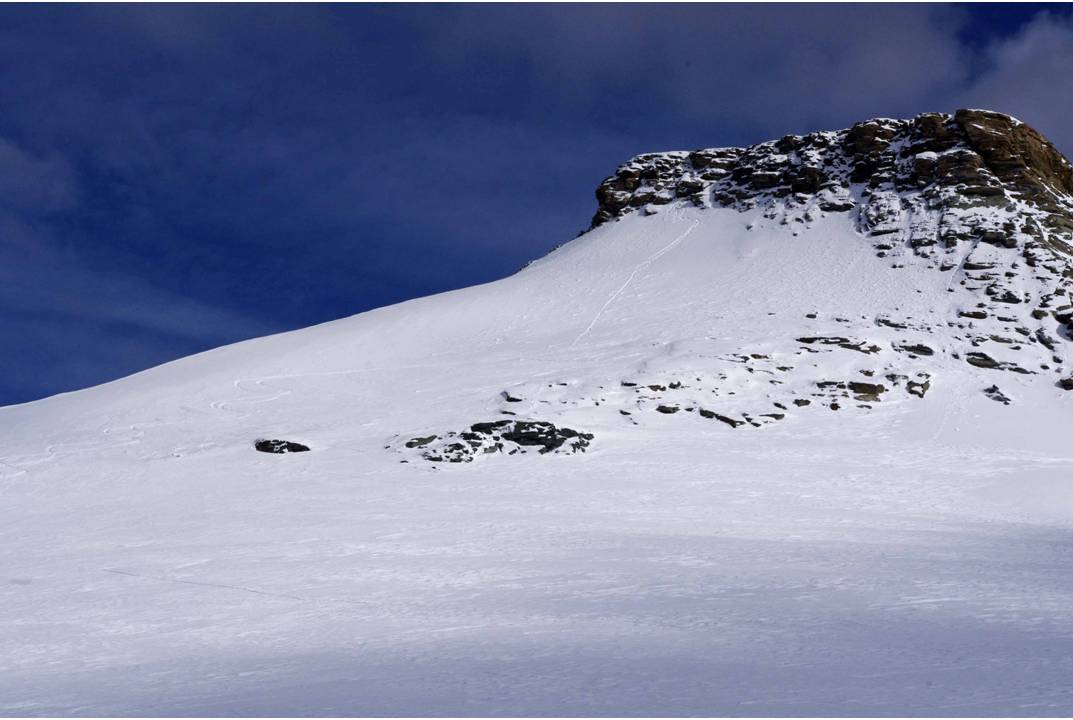 Albaron skié : Belle neige sommitale, froide, aérienne pour le ski.