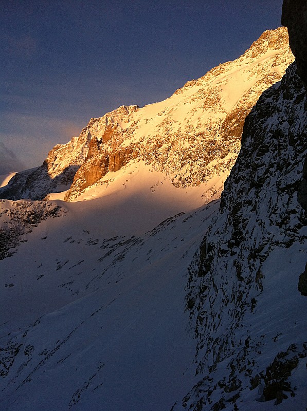 #7 a coté du refuge : un beau soleil venant frapper les faces sud a coté du refuge : un beau soleil venant frapper les faces sud