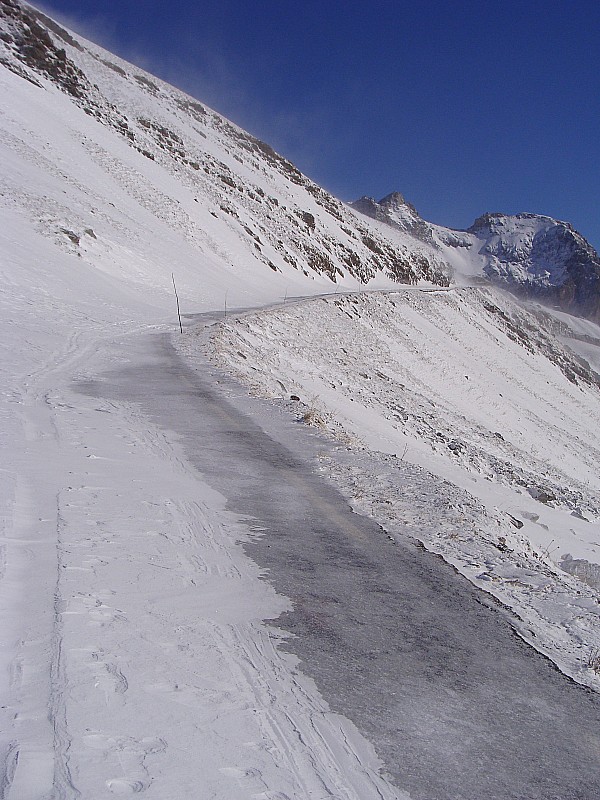Route en glace : A partir de l'épingle, la route est en glace vive.