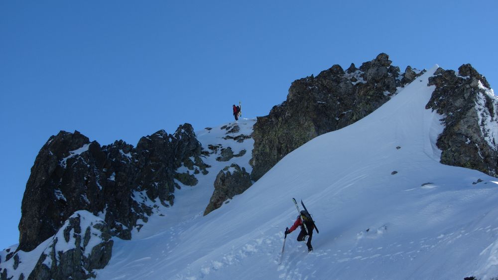 Roc Rouge : l'accès au sommet aujourd'hui est plutot tendu avec des traversées en neige bien dure...