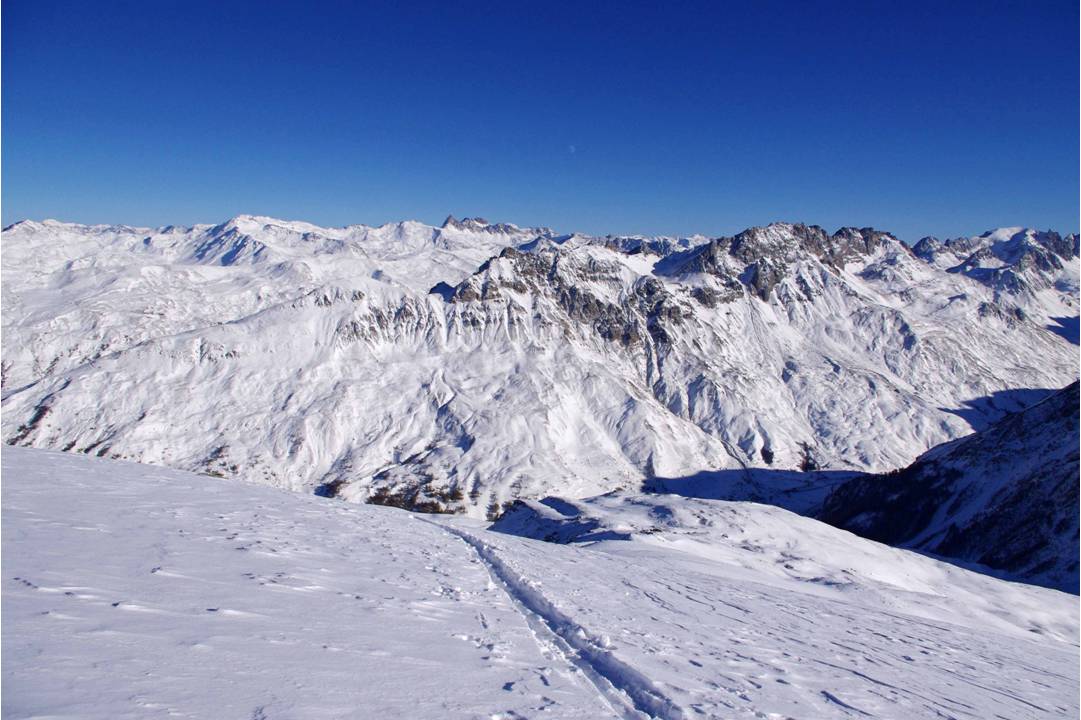 Thabor : Les horizons s'élargissent vers l'Aiguille et le Mont Thabor... les Alpes sont en place!