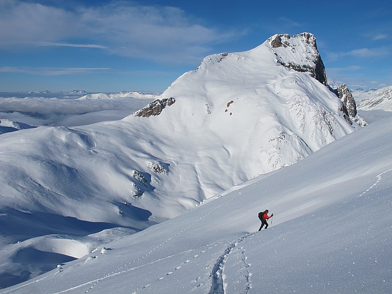#6 Montée dans la face : Le Rocher de Plassa au fond Montée dans la face : Le Rocher de Plassa au fond