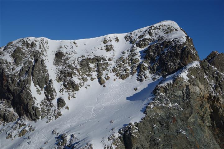 Le Grand Sorbier : Pas assez de neige pour descendre du sommet.