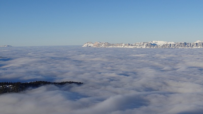 #5 Dimanche : En bas, on doit pas tant apprécier la météo. Dimanche : En bas, on doit pas tant apprécier la météo.