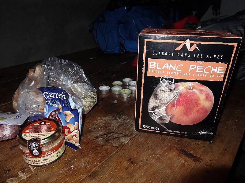 #4 Blanc pêche : Cette photo concourt à la palme de la photo la plus useless de skitour. Mais on a kiffé la marmotte en rappel. Blanc pêche : Cette photo concourt à la palme de la photo la plus useless de skitour. Mais on a kiffé la marmotte en rappel.